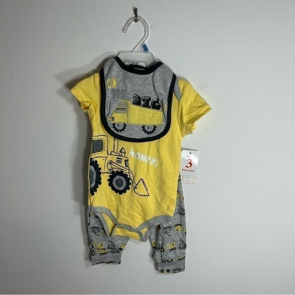 Construction Baby Outfit NWT 6-9 mos Dump Truck Can You Dig Yellow Gray Bib - Picture 3 of 4
